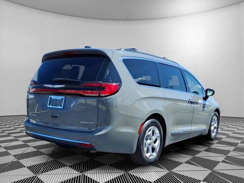 Used 2023 Chrysler Pacifica Limited FWD image 28