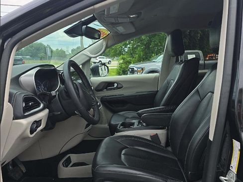 Used 2023 Chrysler Pacifica Touring-L w/ Uconnect Theater Family Group AWD/4WD image 3