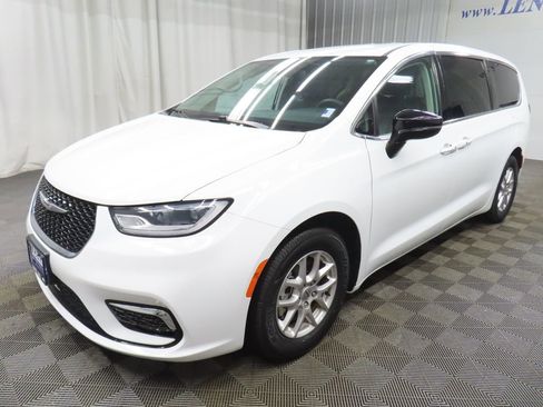 Used 2024 Chrysler Pacifica Touring-L FWD image 7