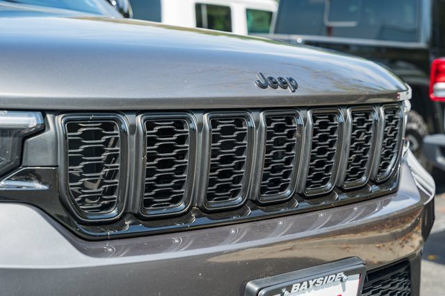 Used 2023 Jeep Grand Cherokee Altitude AWD/4WD image 31