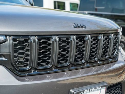Used 2023 Jeep Grand Cherokee Altitude AWD/4WD image 31