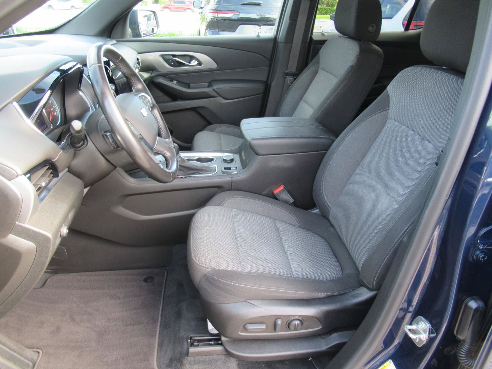Used 2022 Chevrolet Traverse LT FWD image 17