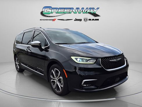 Used 2024 Chrysler Pacifica Pinnacle FWD image 1