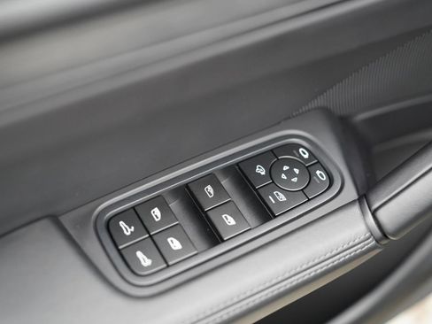 Used 2025 Porsche Cayenne GTS AWD/4WD image 27