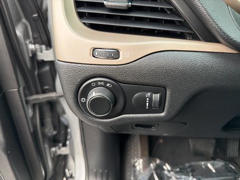 Used 2016 Jeep Cherokee Sport image 33