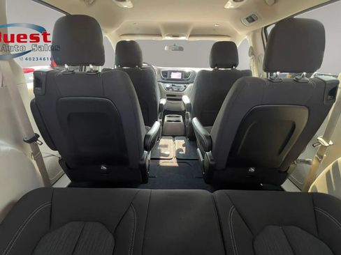 Used 2022 Chrysler Voyager LX FWD image 12