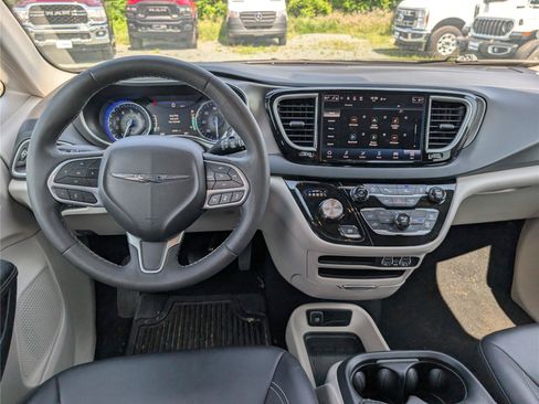 Used 2024 Chrysler Pacifica Touring-L FWD image 18