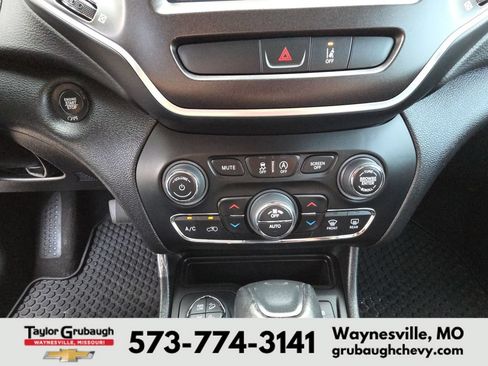 Used 2022 Jeep Cherokee Trailhawk w/ Trailer Tow Group AWD/4WD image 23