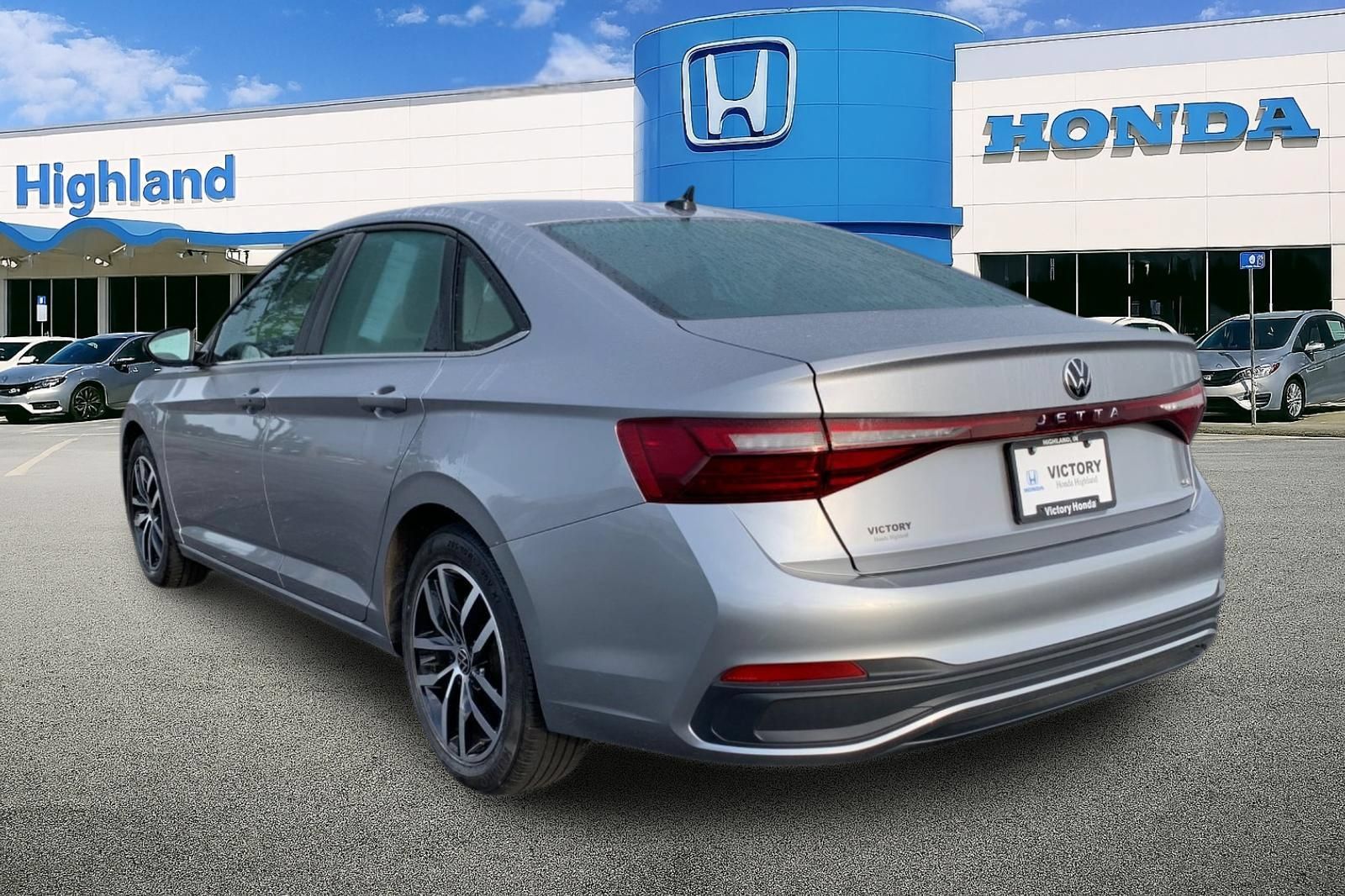 Used 2025 Volkswagen Jetta SE FWD image 3