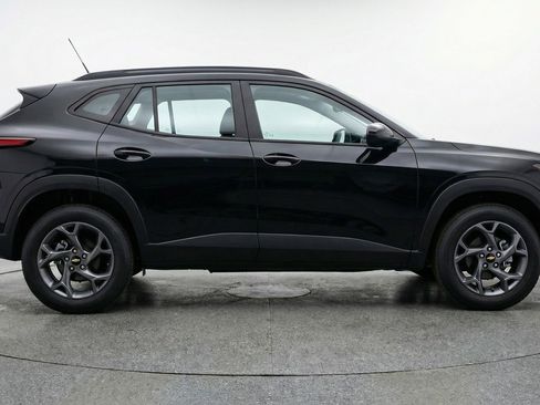 Used 2025 Chevrolet Trax LT w/ LT Convenience Package FWD image 11