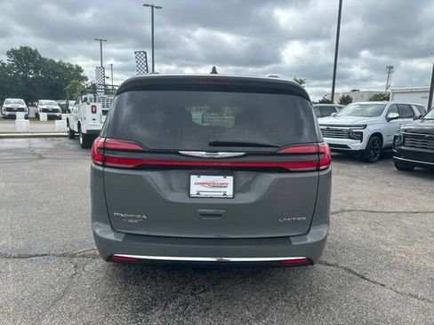 Used 2023 Chrysler Pacifica Limited FWD image 4