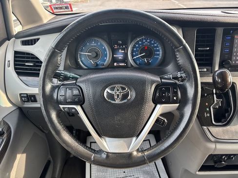 Used 2017 Toyota Sienna XLE image 21