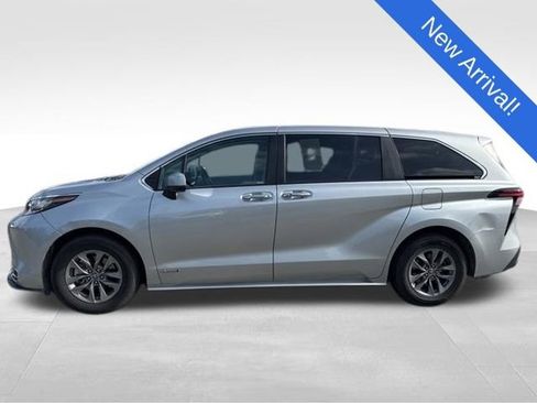 Used 2021 Toyota Sienna XLE FWD image 4