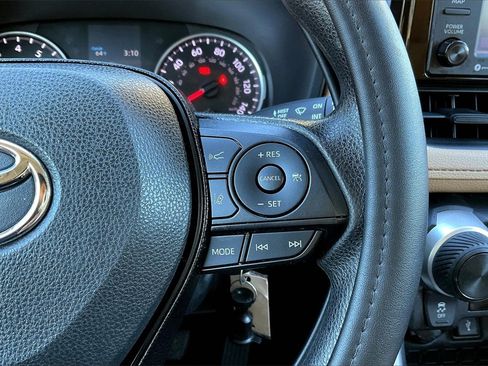 Used 2021 Toyota RAV4 LE image 11