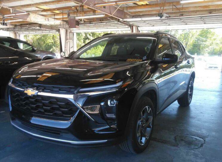 Used 2025 Chevrolet Trax LT FWD image 1