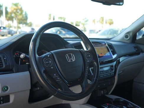 Used 2018 Honda Pilot Touring image 2