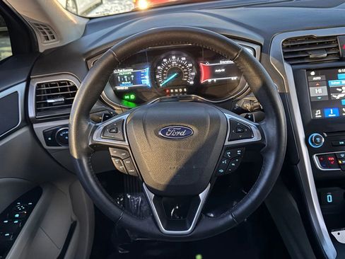 Used 2017 Ford Fusion SE w/ Fusion SE Technology Package FWD image 18