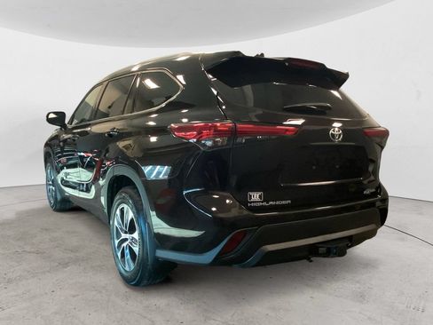 Used 2022 Toyota Highlander XLE AWD/4WD image 3
