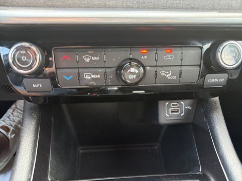 Used 2024 Jeep Compass Latitude image 20