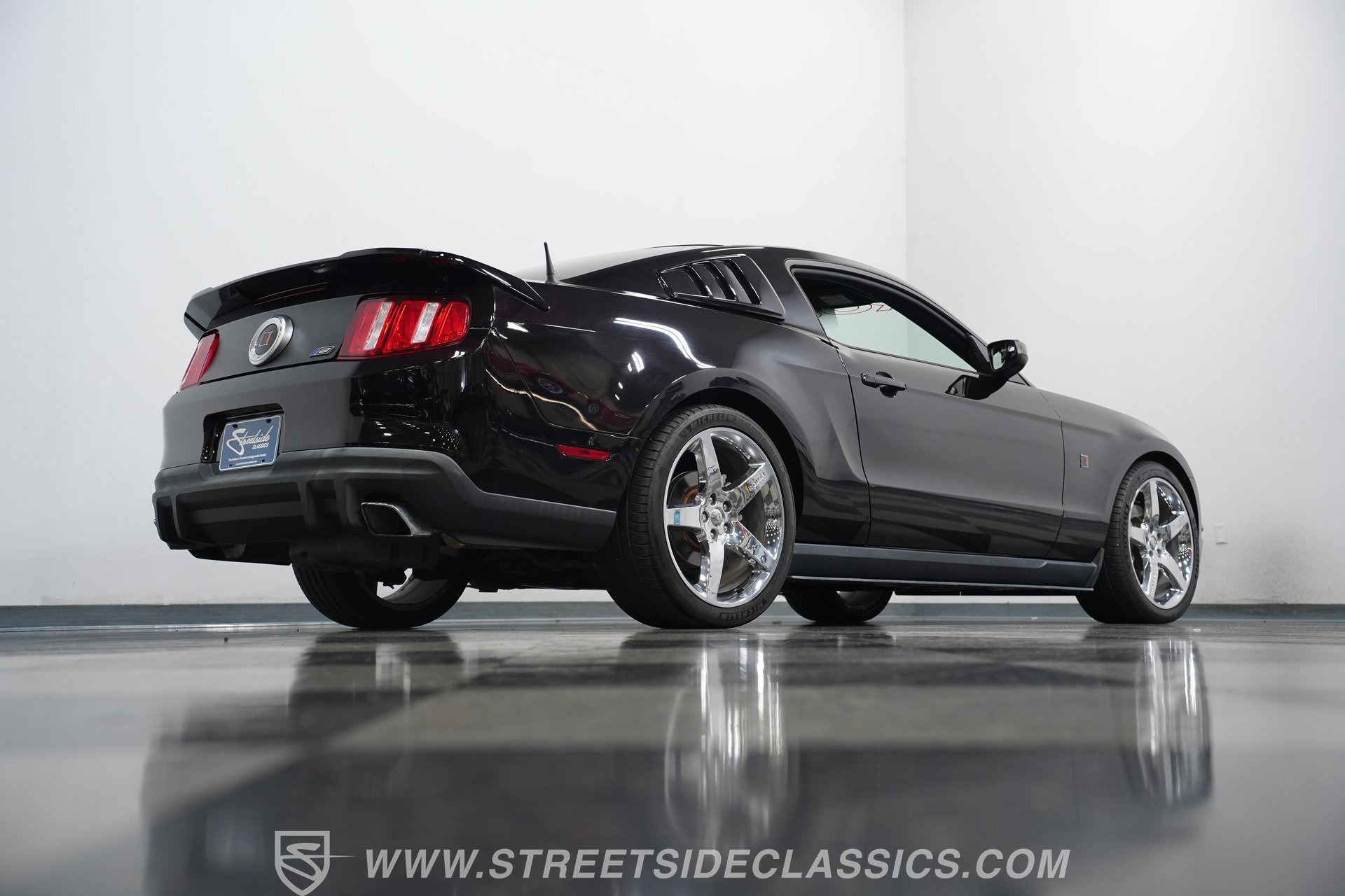 Used 2012 Ford Mustang GT Premium w/ HID Headlamps & Security Pkg RWD image 26