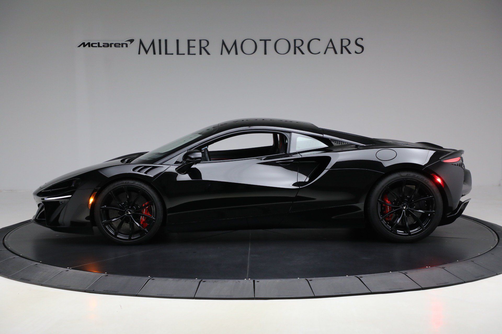 Used 2024 McLaren Artura RWD image 3