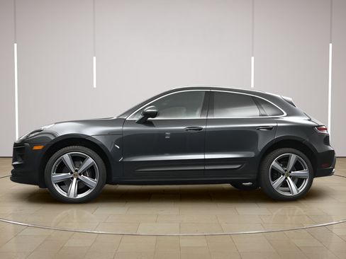 Certified 2024 Porsche Macan AWD/4WD image 31