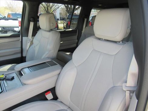 Used 2025 Jeep Wagoneer 4WD image 18