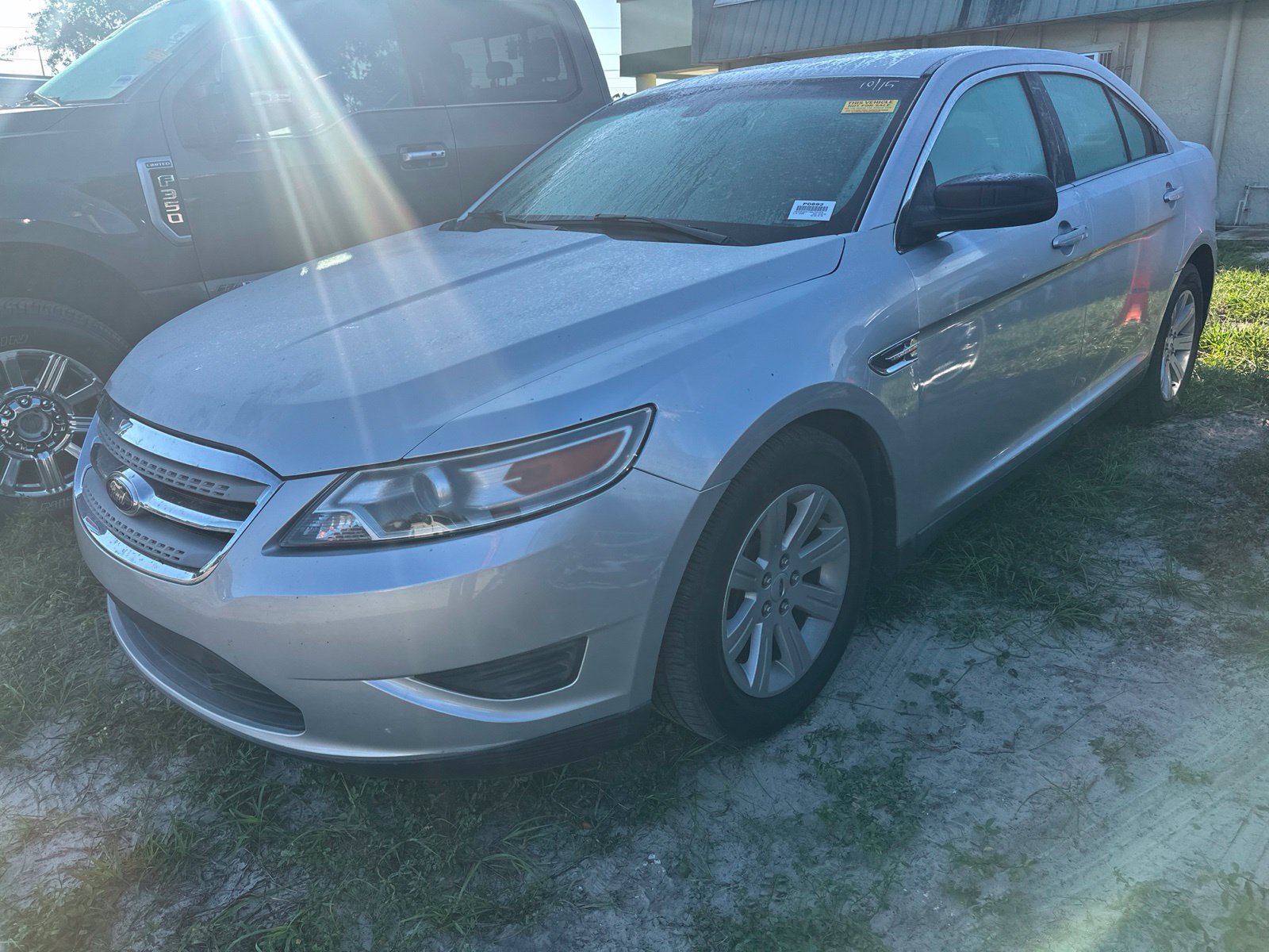 Used 2011 Ford Taurus SE FWD image 3