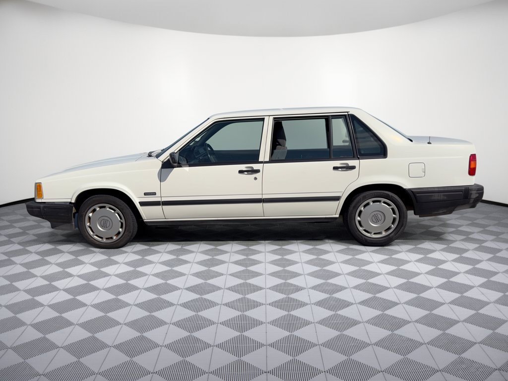 Used 1994 Volvo 940 Sedan RWD image 2
