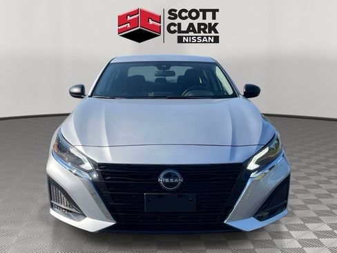 Used 2024 Nissan Altima 2.5 SV FWD image 2
