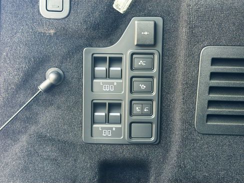 New 2026 Land Rover Discovery Limited Edition AWD/4WD image 13