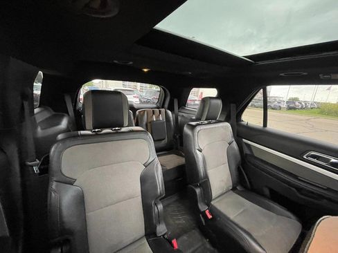 Used 2017 Ford Explorer XLT w/ Equipment Group 202A AWD/4WD image 5