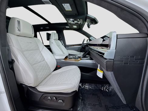 Used 2025 Cadillac Escalade Premium Luxury Platinum image 33