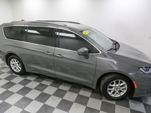 Used 2021 Chrysler Pacifica Touring-L image 5