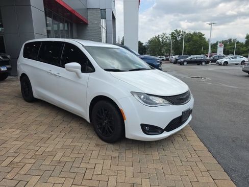 Used 2019 Chrysler Pacifica Touring Plus w/ S Appearance Package FWD image 2