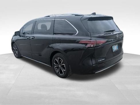 Used 2026 Toyota Sienna Platinum AWD/4WD image 9