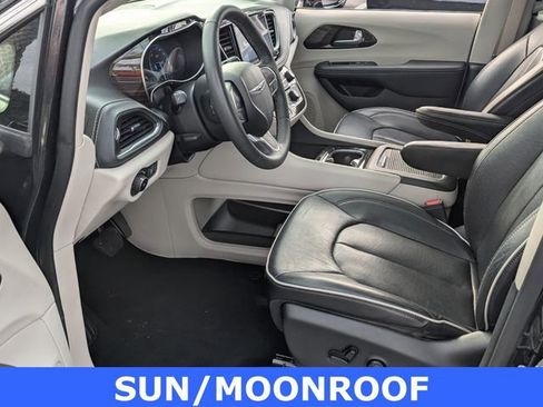Used 2023 Chrysler Pacifica Limited image 8