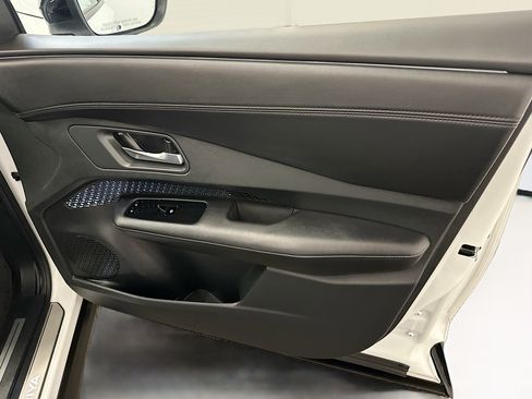 Used 2024 Nissan Ariya AWD image 33