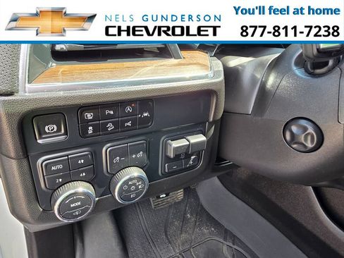 Certified 2025 Chevrolet Suburban High Country AWD/4WD image 23