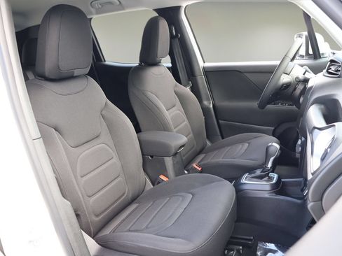 Used 2018 Jeep Renegade Latitude FWD image 18