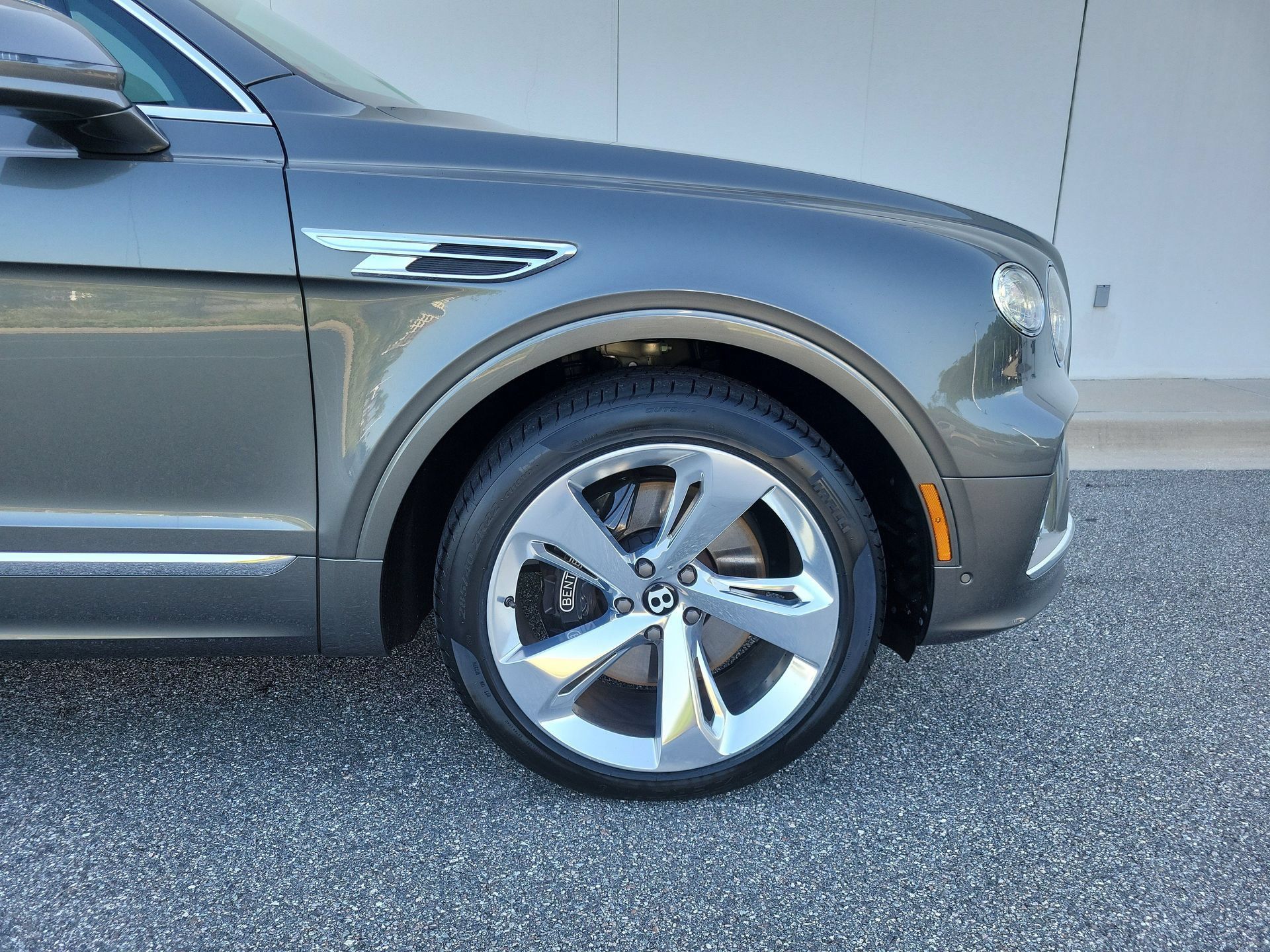Certified 2023 Bentley Bentayga Plug-In Hybrid AWD/4WD image 8