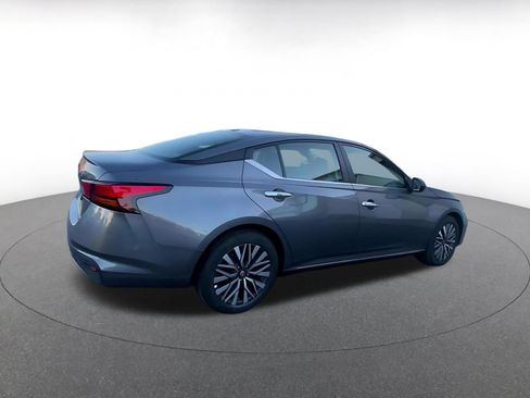 Used 2025 Nissan Altima 2.5 SV FWD image 15