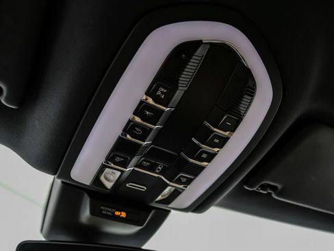 Used 2024 Porsche Macan AWD/4WD image 42