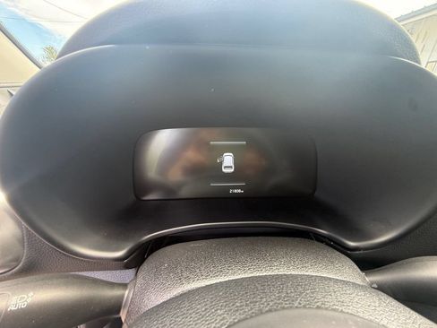Used 2025 Kia Soul LX w/ LX Technology Package FWD image 15