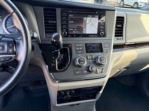Used 2019 Toyota Sienna XLE image 17