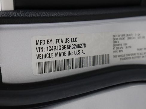 Used 2024 Jeep Grand Cherokee Limited w/ Luxury Tech Group II RWD image 45