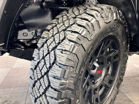 Used 2022 Toyota Tacoma TRD Off-Road image 32