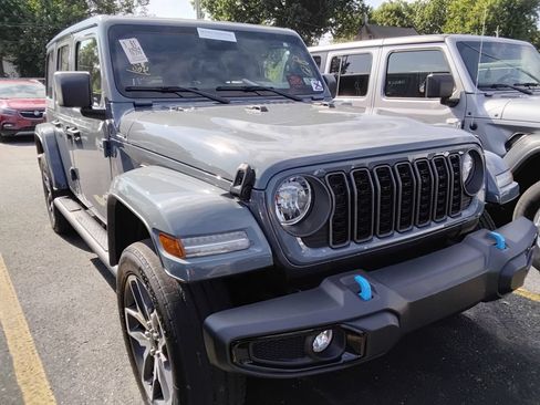 Used 2024 Jeep Wrangler Unlimited w/ Convenience Group AWD/4WD image 12