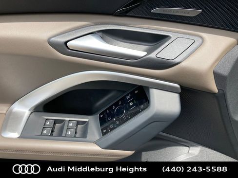 Used 2025 Audi Q5 Premium w/ Convenience Package image 14