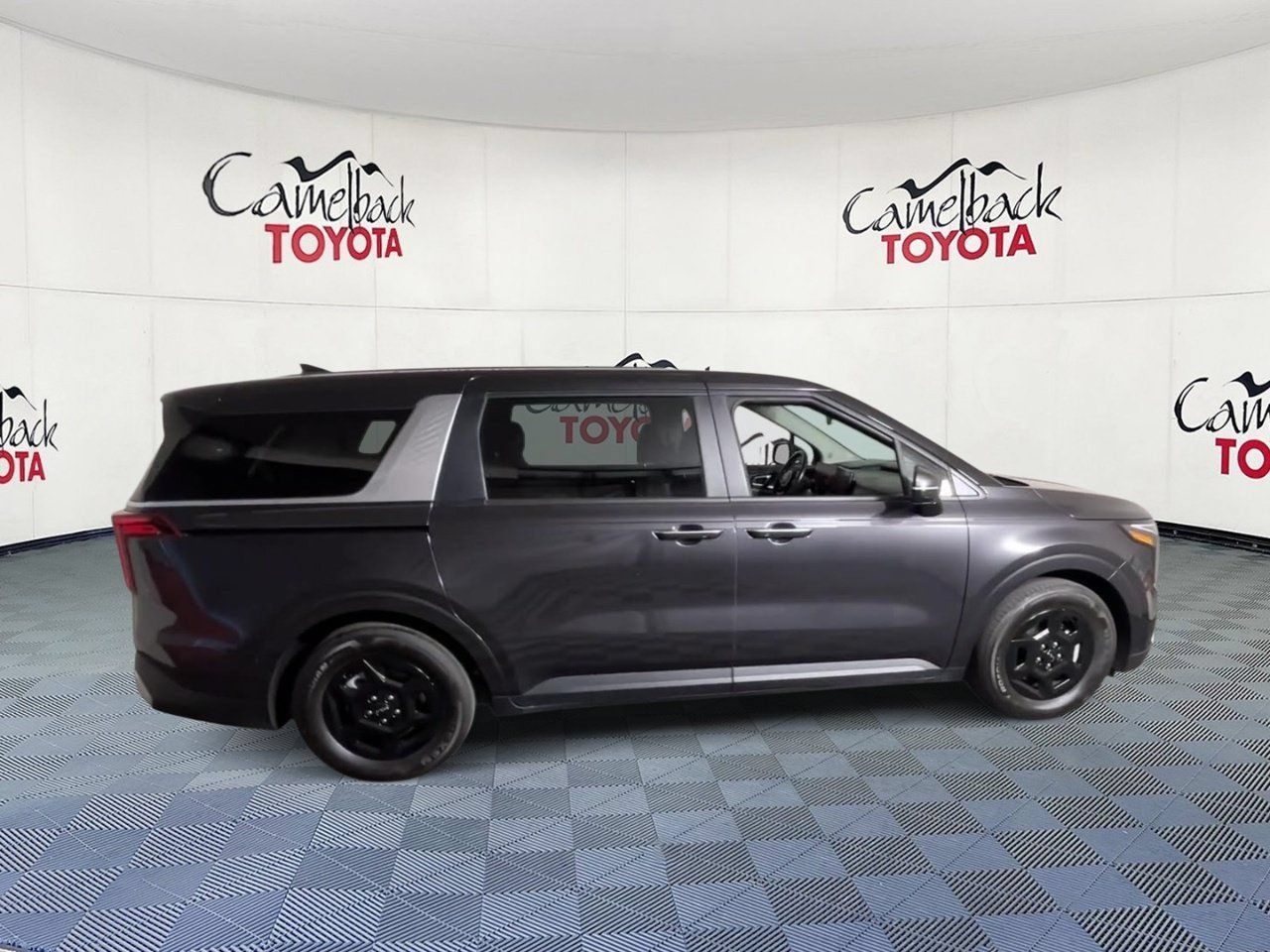 Used 2026 Kia Carnival FWD image 3